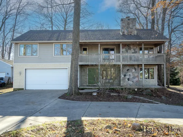 4162 Causeway Dr NE, Lowell, MI 49331