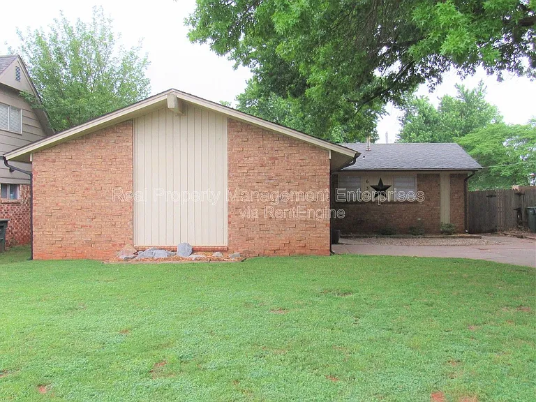 637 Redstone Ave — Photo 17