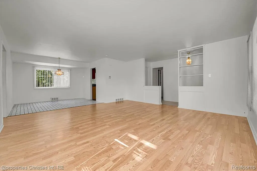 3 bed, 2.0 bath, 1719 sqft, $2,500 — Photo 4