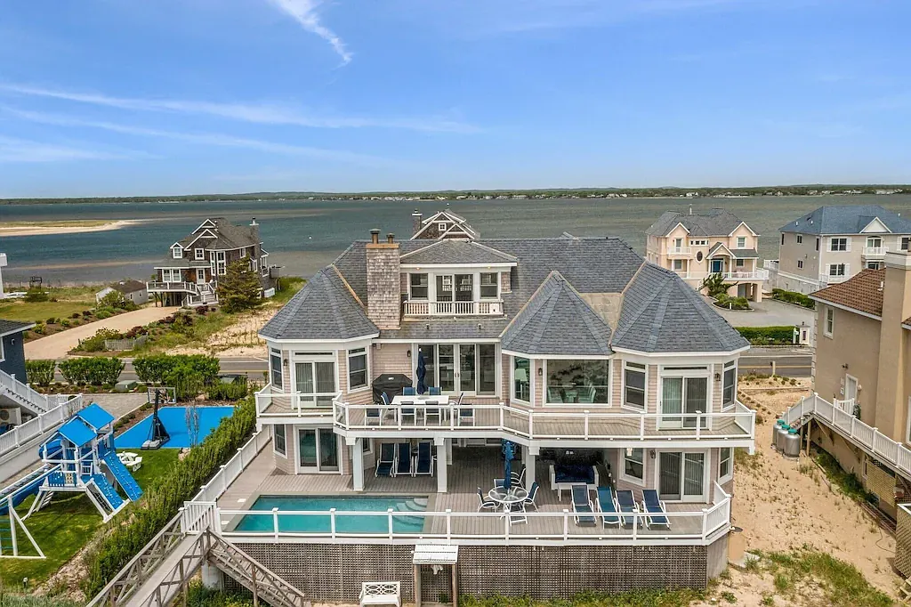 Stunning Oceanfront Home in Westhampton Dunes! — Photo 2