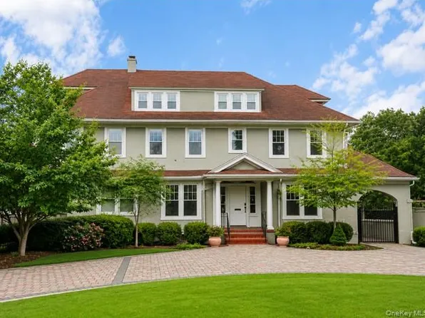 44 S Montgomery Avenue, Bay Shore, NY 11706