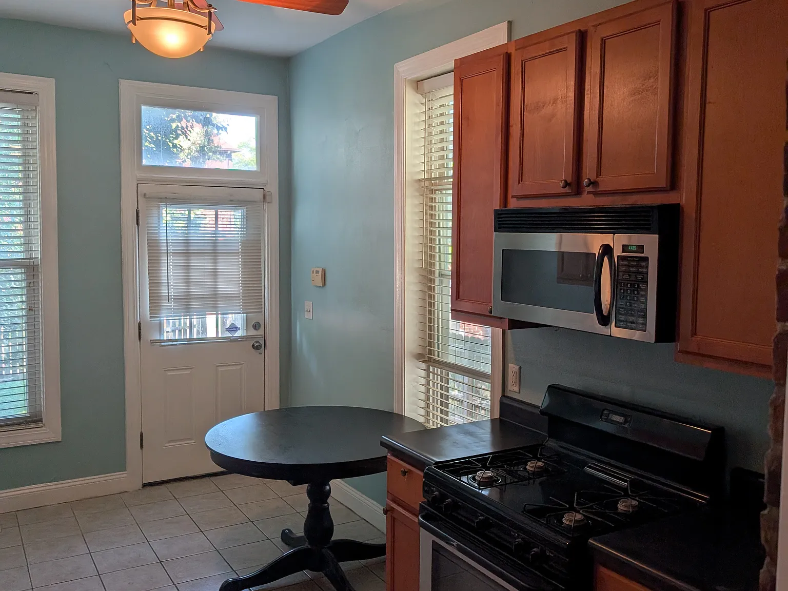 3 bed, 1600 sqft, $2,400 — Photo 2