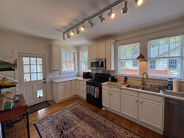 407 S Walker St — Photo 8