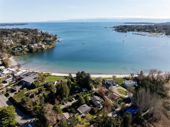 3870 Seacroft Pl, Saanich, BC V8N 4H1