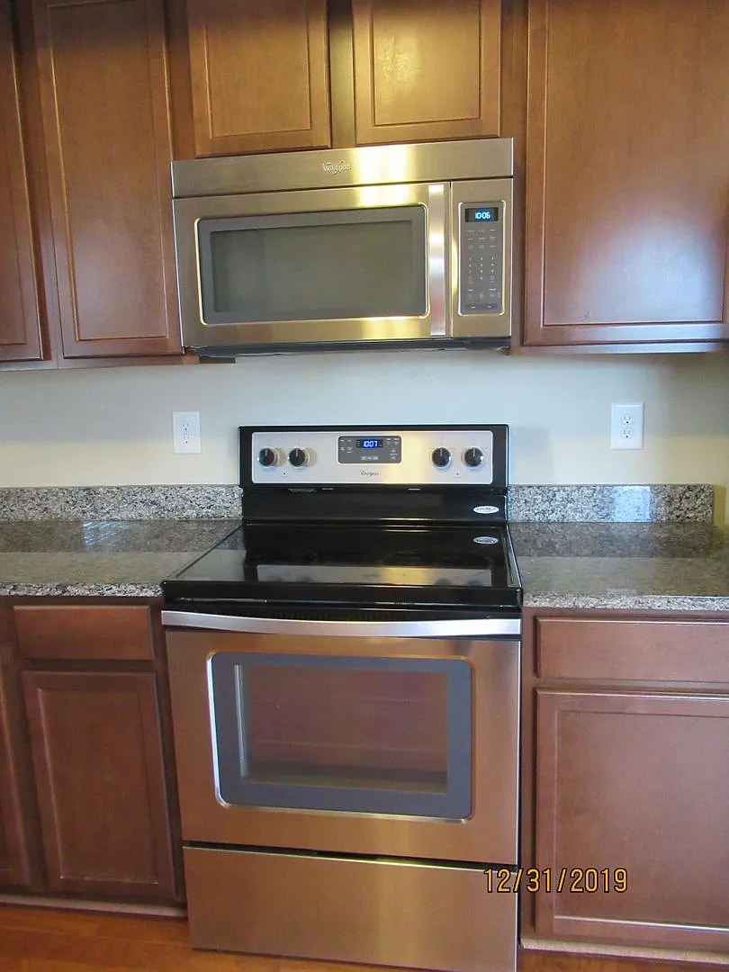 4 Bedroom 2.5 Bath House with 2 Car Garage — Photo 4