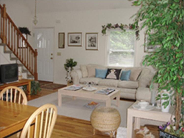 1st image of 4 Arbutus Ln