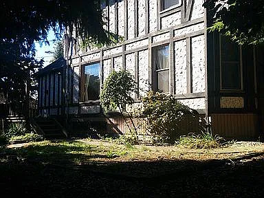 2121 E Cherry St — Photo 2