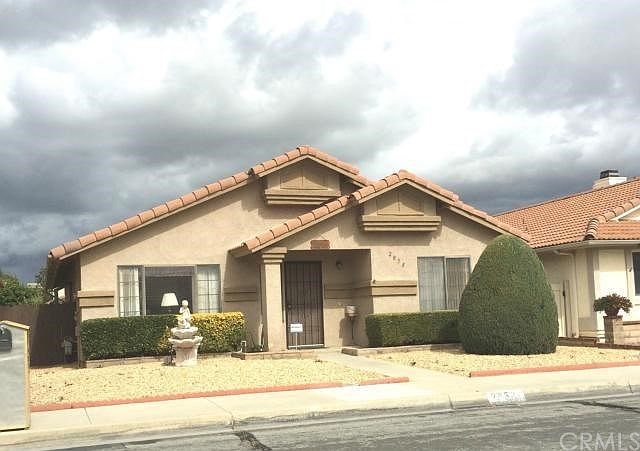 WELL CARED FOR, NON-SMOKING HOME in 55+ SENIORS ONLY TRACT. 2 BD/2BA with FORMAL DINING AREA PLUS BREAKFAST NOOK IN KITCHEN. LARGE BACKYARD WITH POSSIBLE RV PARKING AREA. HOW only $50/YEAR. NO MELLO ROOS