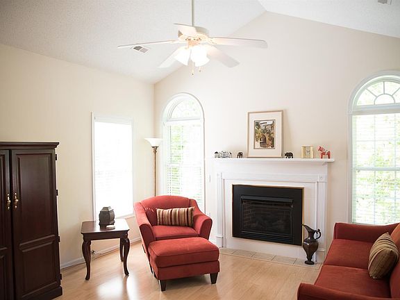 4th image of 190 Salisbury Cir