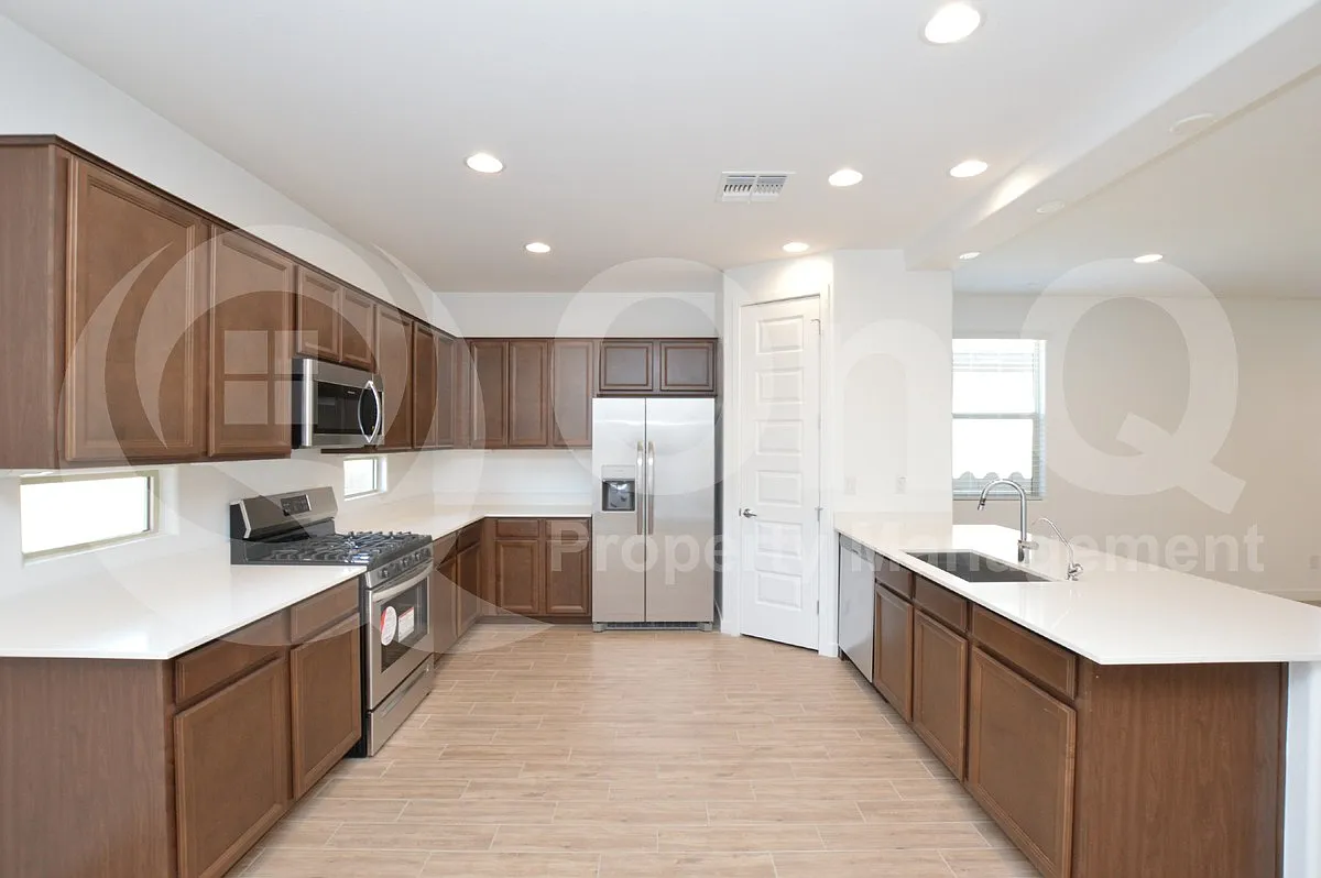4 bed, 2.0 bath, 1797 sqft, $2,295 — Photo 2