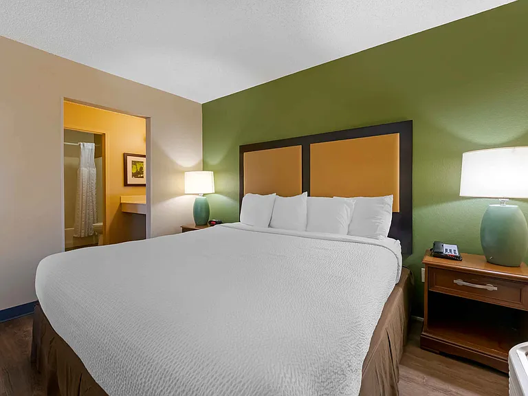 Deluxe Studio - 1 King Bed
