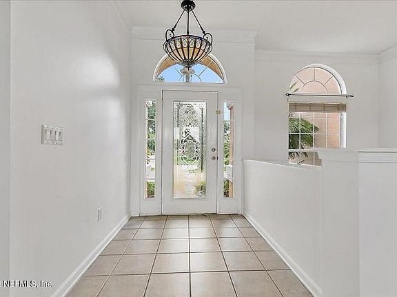 3rd image of 533 E Silverthorn Ln