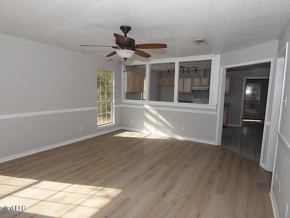 4th image of 1901 Hemlock Dr