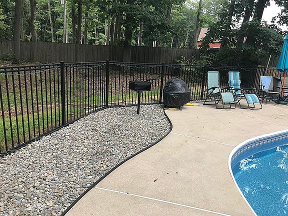 River stone border w/grill