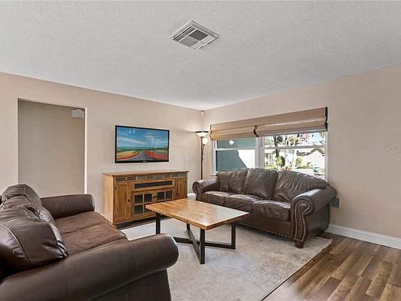 5th image of 204 Meadowcross Dr