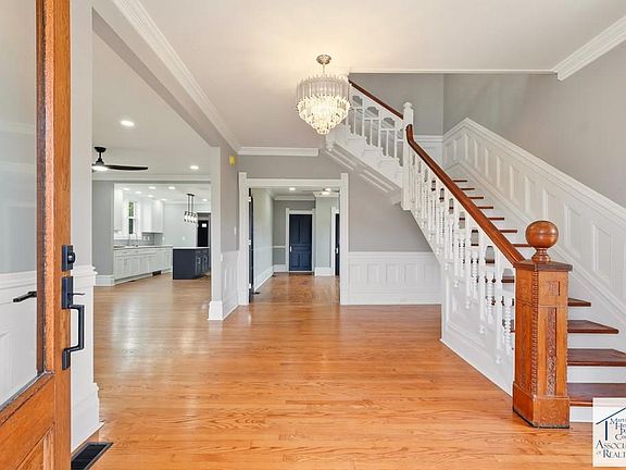 4th image of 200 College St