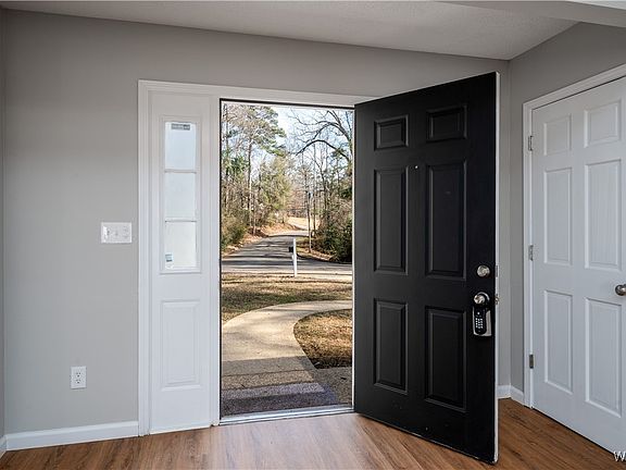 3rd image of 900 Hillsdale Ct