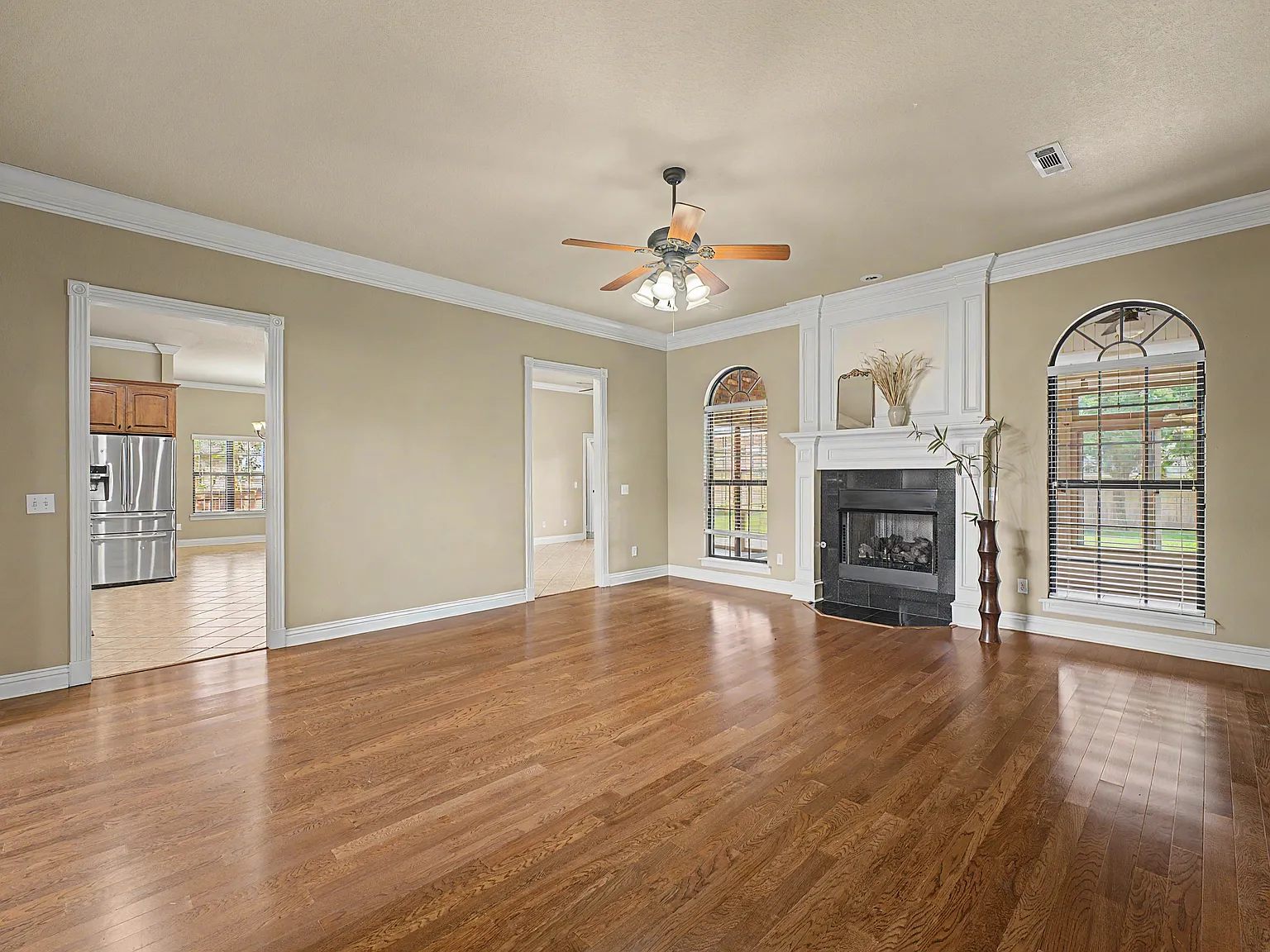 4 bed, 2721 sqft, $3,000 — Photo 4