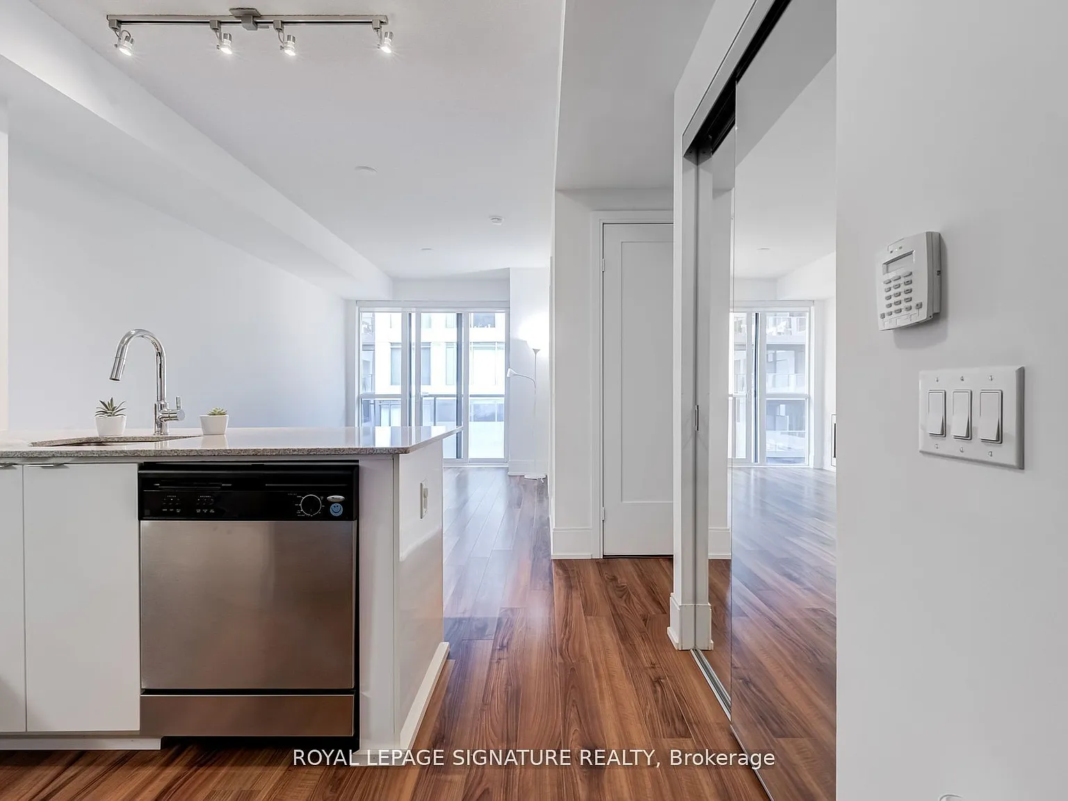 560 Front St W — Photo 3