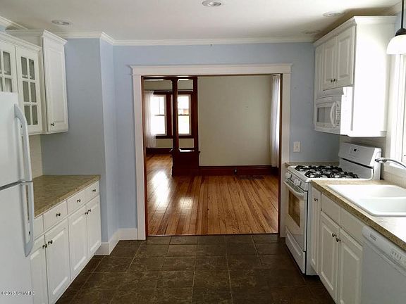 4th image of 3189 Lakeshore Dr