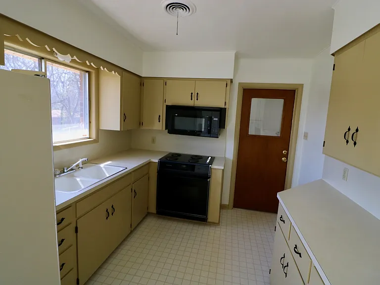 105 E Xavier Ave — Photo 7