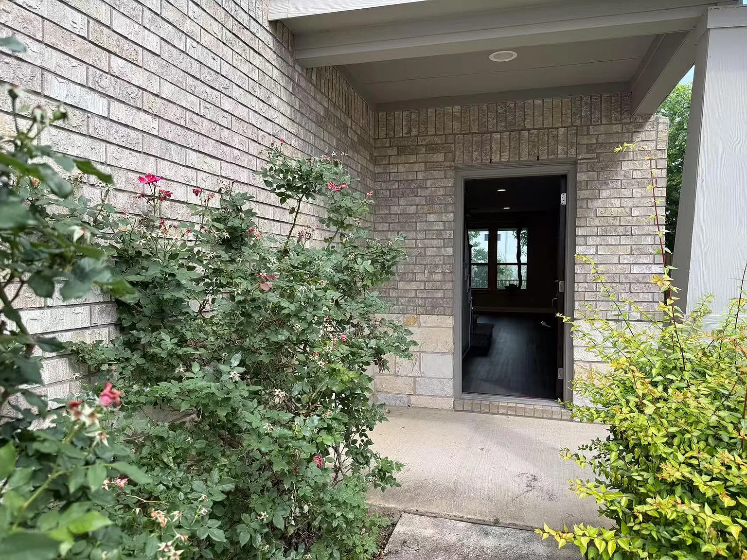 4 bed, 3.0 bath, 2406 sqft, $2,550 — Photo 3
