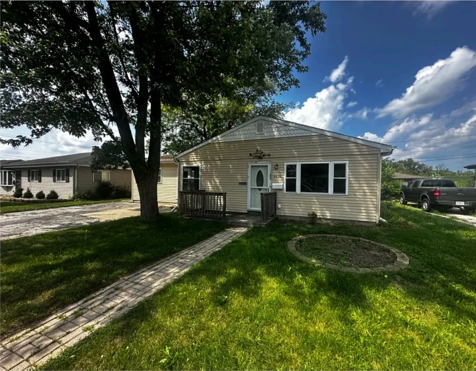 3 bed, 1064 sqft, $2,020 — Photo 1