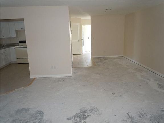 5th image of 1034 Pheasant Run Dr APT D