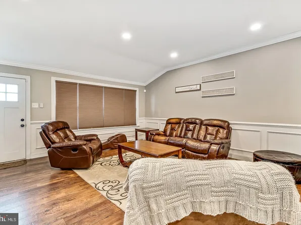 302 Cherrix Ave, Edgewater Park, NJ 08010