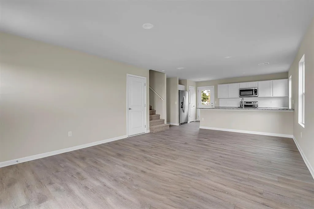 5 bed, 1803 sqft, $2,150 — Photo 3