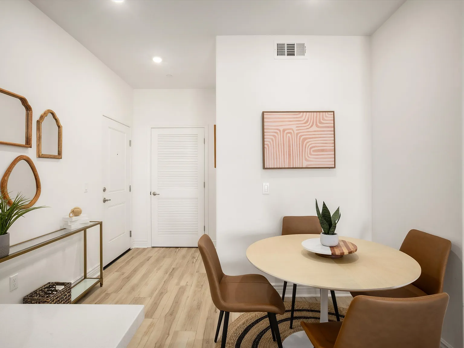 3 bed, 1100 sqft, $1,400 — Photo 3