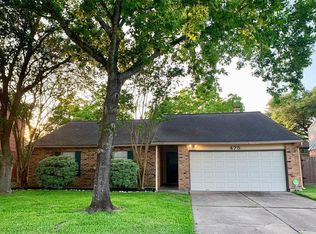 475 El Toro Ln, Webster, TX 77598