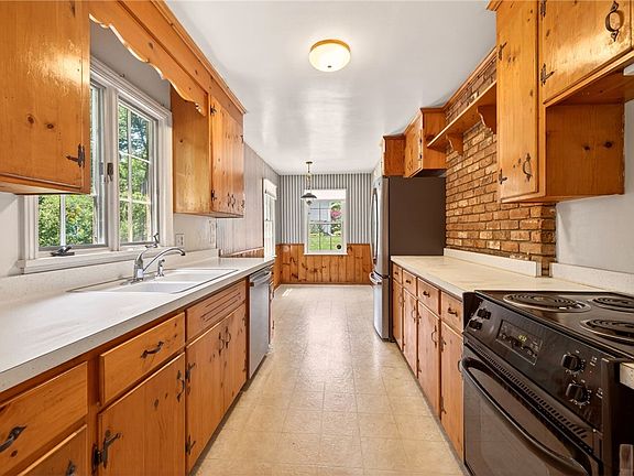 4th image of 25 Little Brook Dr