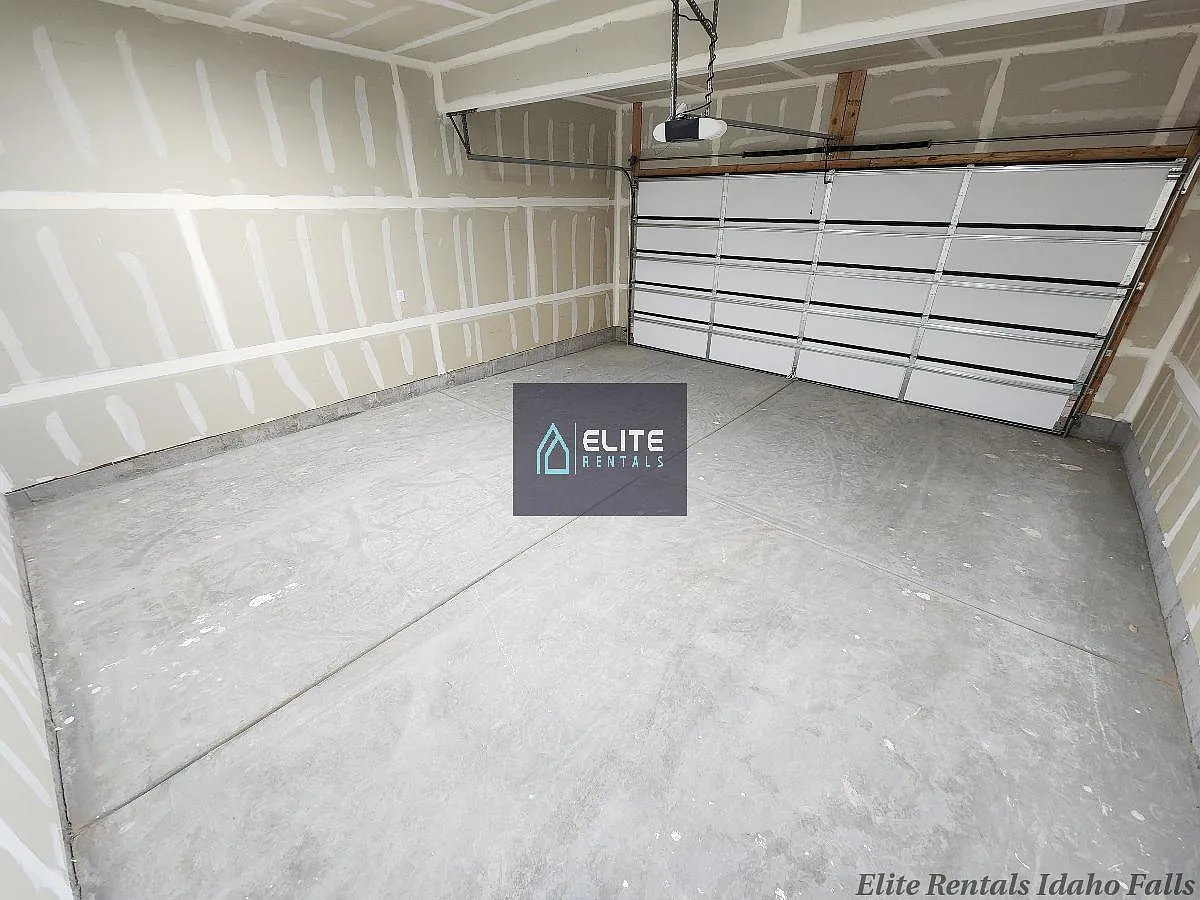 3 bed, 2.5 bath, 1415 sqft, $1,950 — Photo 4
