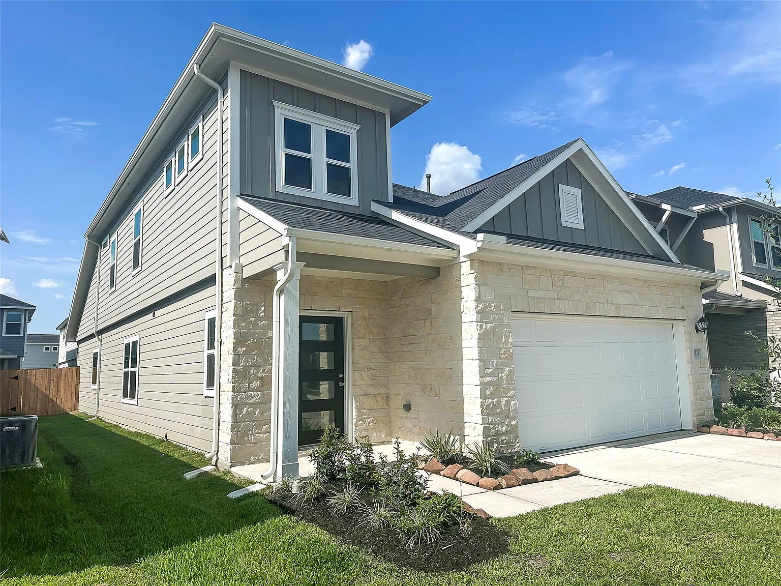 4 bed, 2.5 bath, 2397 sqft, $2,400 — Photo 3