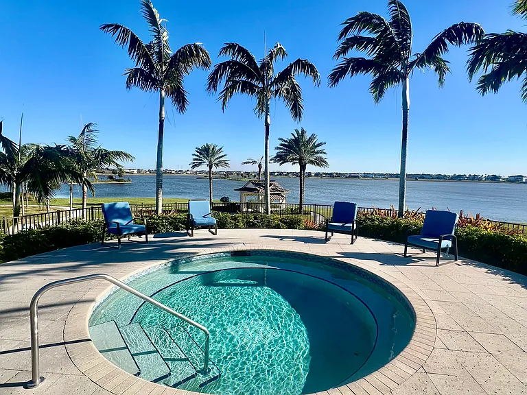 JACUZZI WITH VIEWS OF LAKE ISLANDS AND GREAT AT SUNSET