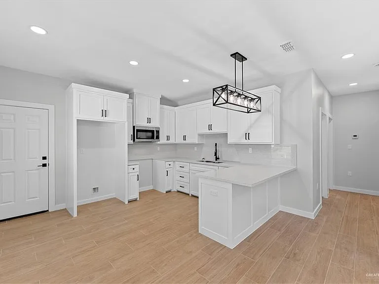 1000 W 8th St #2 — Photo 11