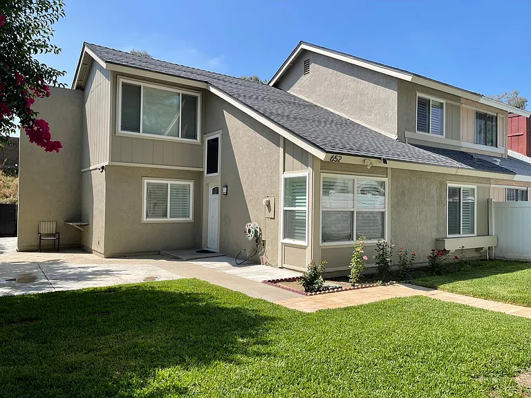 652 E Skylark Dr — Photo 1
