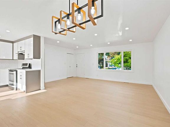4th image of 19 E Mardale Cres NE