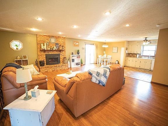 3rd image of 1307 Lynn Dr