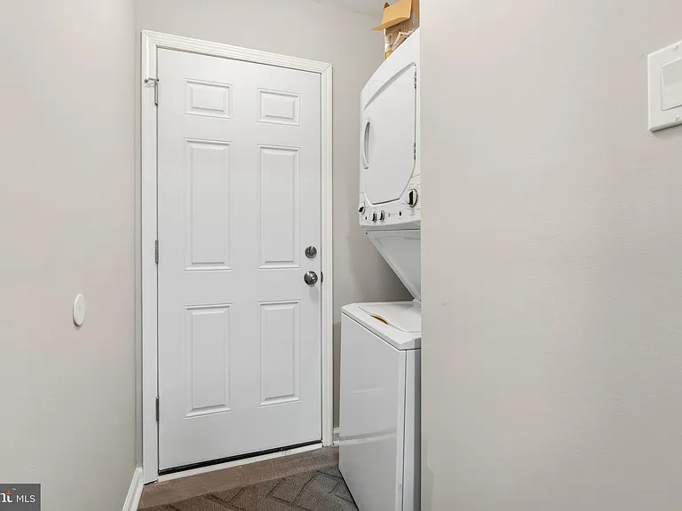 221 Oak Ln — Photo 24