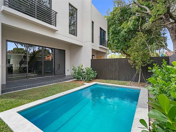 5th image of 1431 SW 20th St