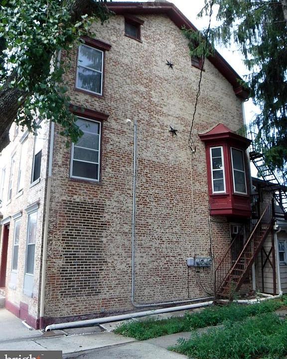 2nd image of 129 E Queen St