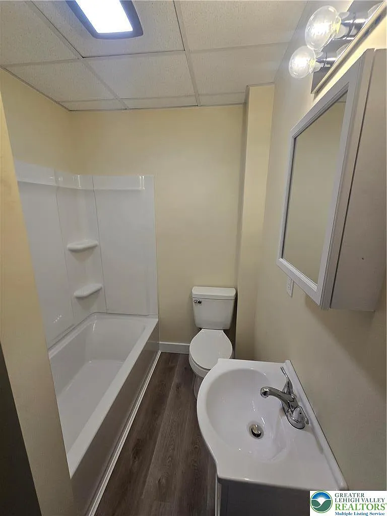 2 bed, 1.0 bath, $1,300 — Photo 3