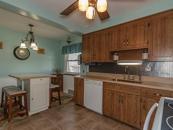 4th image of 396 E 328th St