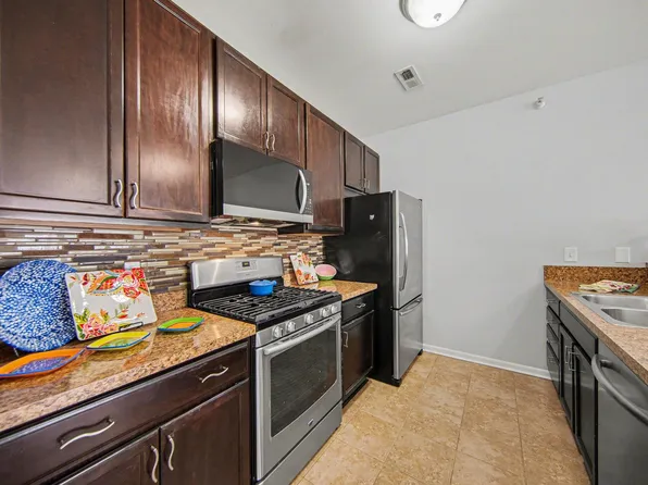 1016 W Summerfield Glen Cir #87, Ann Arbor, MI 48103
