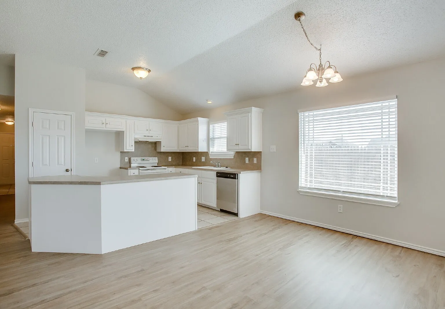 3 bed, 2.0 bath, 1250 sqft, $1,350 — Photo 3