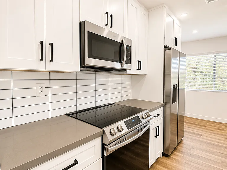 212 S Arnaz Dr — Photo 17