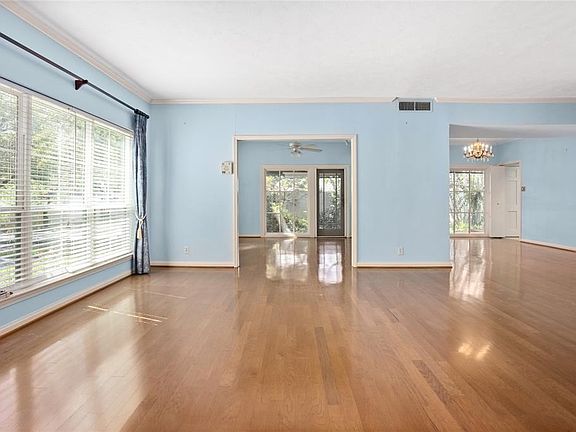 3rd image of 1701 Hulen St