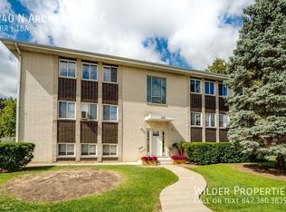 240 N Archer Ave APT C, Mundelein, IL 60060
